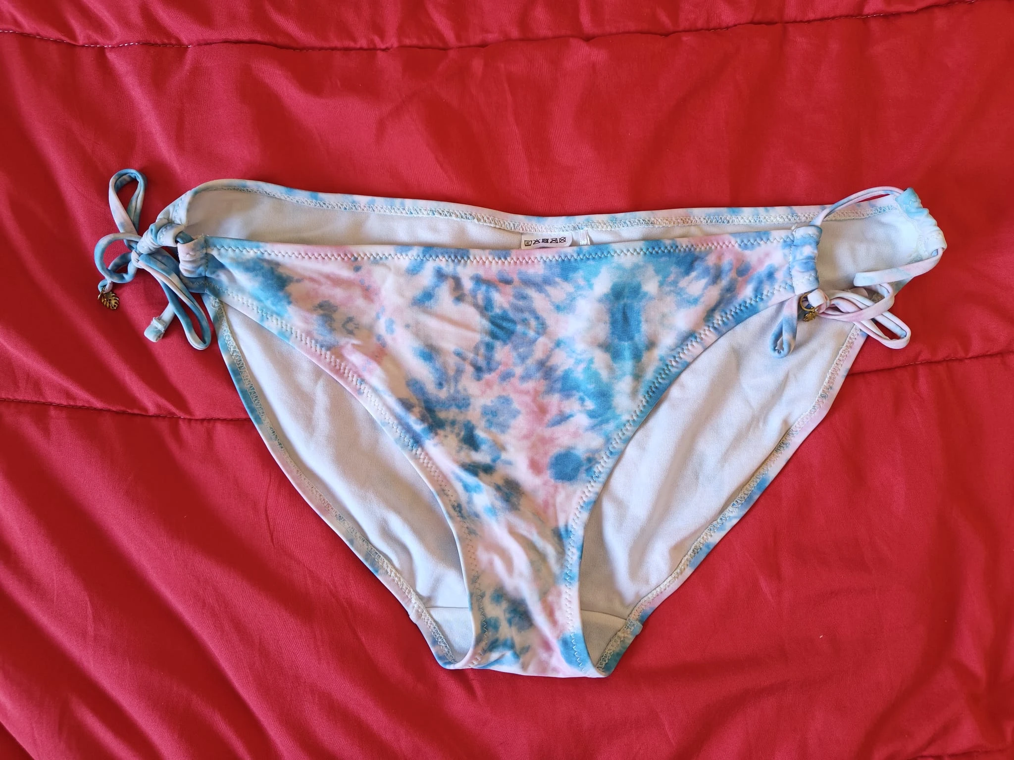 Cueca bikini tie-dye azul e rosa